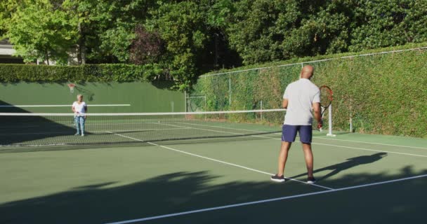 Pareja Ancianos Afroamericanos Jugando Tenis Cancha Tenis Día Soleado Brillante — Vídeos de Stock