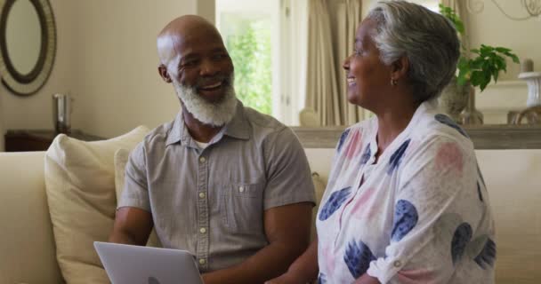Pasangan Senior Afrika Melihat Satu Sama Lain Dan Tersenyum Sambil — Stok Video