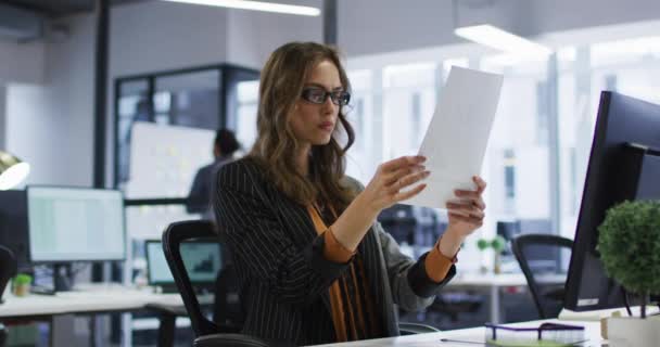 Mujer Negocios Caucásica Sentada Escritorio Leyendo Documento Quitándose Las Gafas — Vídeos de Stock