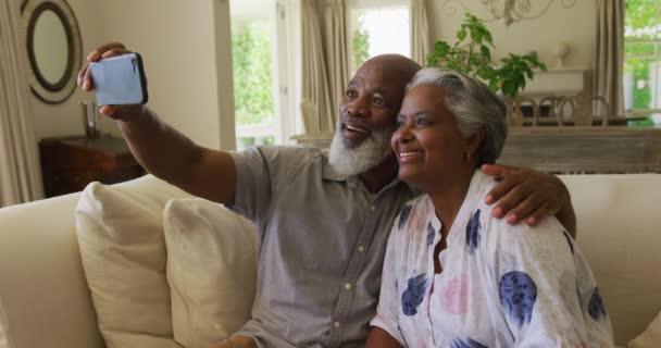 Afrikanska Seniora Par Ler Samtidigt Som Tar Selfie Från Smartphone — Stockvideo