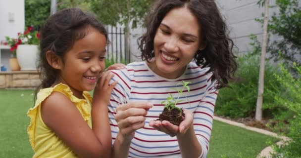 Spaanse Moeder Dochter Leren Bloemen Planten Tuin Thuis Geïsoleerd Tijdens — Stockvideo