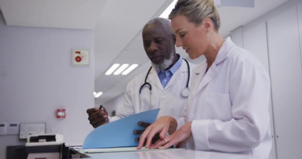 Diverse Male Female Doctors Standing Hospital Reception Discussing Documents Medicine — Stok video