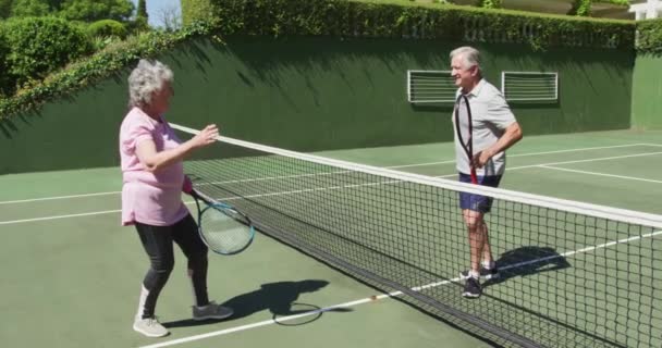 Feliz Pareja Ancianos Caucásicos Fiving Alta Sobre Red Cancha Tenis — Vídeos de Stock