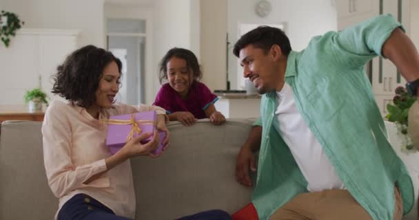 Glückliche Hispanische Frau Bekommt Geschenke Von Ehemann Und Tochter Zuhause — Stockvideo