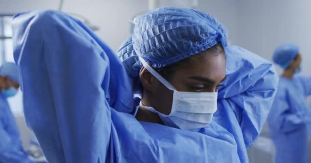 Mieszana Rasowa Chirurżka Ubrana Ochronne Ubrania Stojąca Sali Operacyjnej Usługi — Wideo stockowe