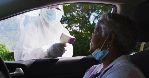 Trabalhadora Saúde Roupas Protetoras Medindo Temperatura Mulher Idosa Afro Americana — Vídeo de Stock