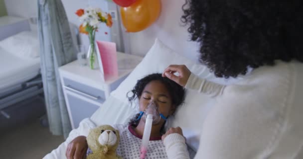 Afro Amerikaanse Moeder Zorgt Voor Haar Dochter Met Zuurstofmasker Bed — Stockvideo