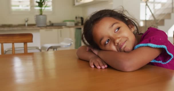 Retrato Menina Hispânica Feliz Relaxante Deitado Mesa Casa Isolamento Durante — Vídeo de Stock