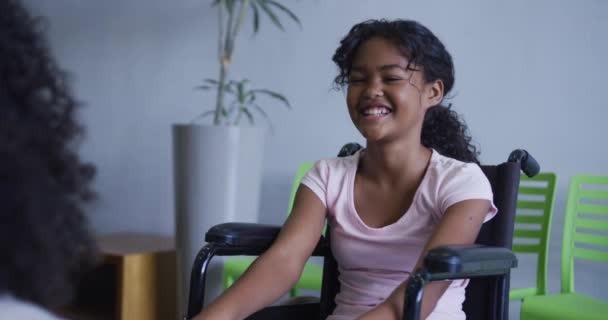 Afroamerykanka Uśmiechająca Się Wózku Inwalidzkim Szpitalu Opieka Zdrowotna Pojęcie Medyczne — Wideo stockowe