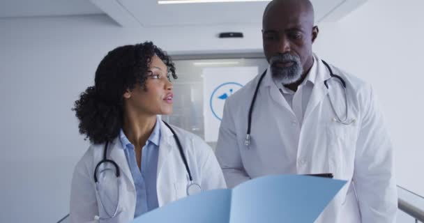 非裔美国男性和女性高级医生在医院讨论医疗报告 保健和医疗概念 — 图库视频影像