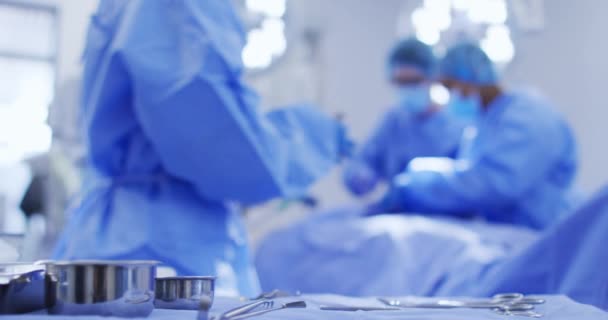 在医院手术室里 不同的外科医生戴着外科帽和口罩 眼镜蛇大流行期间的医疗 保健和保健服务D — 图库视频影像