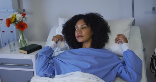 彼女の枕を流れる病院のベッドに横たわっている混合人種の女性 医療サービス — ストック動画