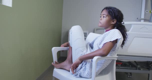 Mixed Race Girl Sitzt Auf Einem Stuhl Patientenzimmer Des Krankenhauses — Stockvideo