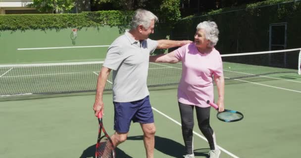 Feliz Pareja Ancianos Caucásicos Abrazándose Cancha Tenis Aire Libre Sol — Vídeos de Stock