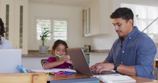 Spanische Eltern Sitzen Tisch Und Arbeiten Mit Laptops Und Töchtern — Stockvideo