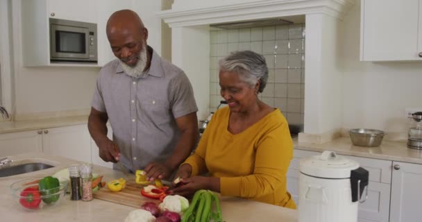 Pareja Ancianos Afroamericanos Cortando Verduras Juntos Cocina Casa Retiro Pareja — Vídeos de Stock