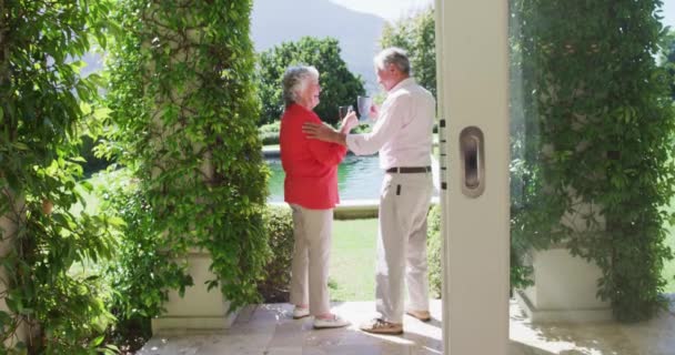 Gelukkig Kaukasisch Senior Paar Staan Patio Zonnige Tuin Praten Het — Stockvideo