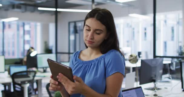 Portrait Une Femme Affaires Caucasienne Debout Bureau Tenant Une Tablette — Video