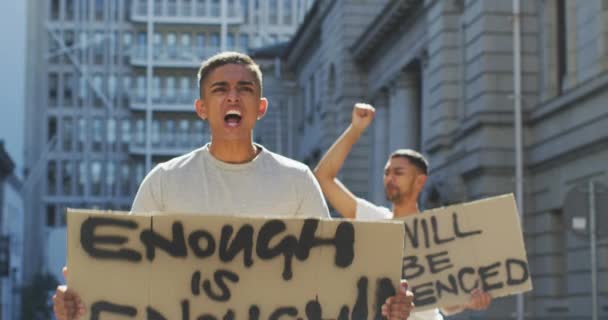 Dos Hombres Raza Mixta Una Marcha Protesta Sosteniendo Pancartas Levantando — Vídeos de Stock