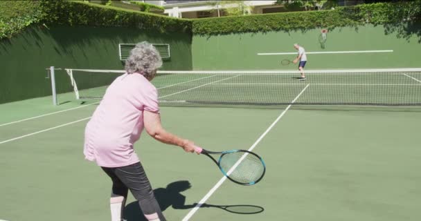 Kafkasyalı Son Sınıf Çifti Güneşin Altında Açık Hava Kortunda Tenis — Stok video
