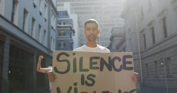 Dos Hombres Raza Mixta Una Marcha Protesta Sosteniendo Pancartas Levantando — Vídeos de Stock