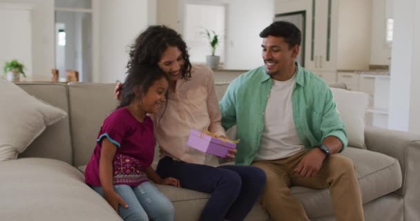 Feliz Mujer Hispana Recibiendo Regalos Marido Hija Casa Aislamiento Durante — Vídeos de Stock