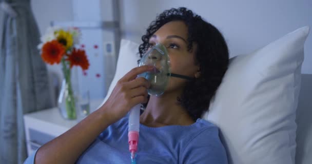 Afro Amerikan Kadın Hasta Portresi Hastane Yatağında Oksijen Maskesi Vantilatörüyle — Stok video