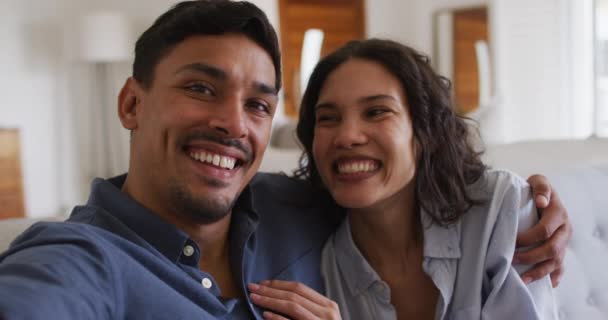 Porträt Eines Glücklichen Hispanischen Paares Das Sich Auf Dem Sofa — Stockvideo