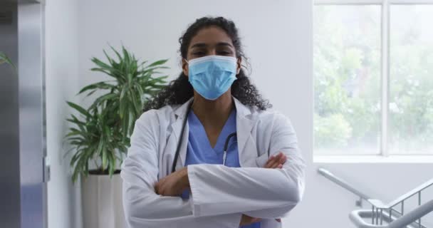 Retrato Una Doctora Asiática Con Máscara Facial Pie Con Los — Vídeo de stock