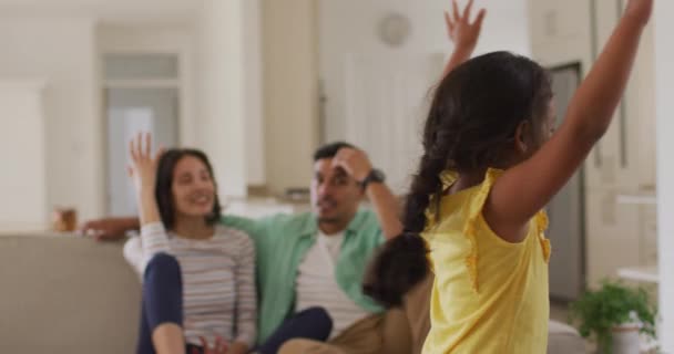 히스패닉 부모들 소파에 춤추는 시설에 — 비디오