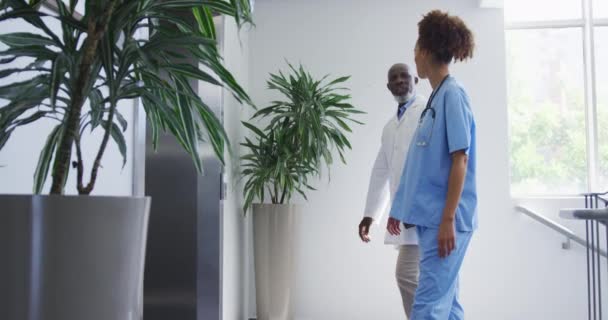 Διαφορετικές Γυναίκες Και Άνδρες Γιατροί Στέκονται Στο Νοσοκομείο Περιμένοντας Ασανσέρ — Αρχείο Βίντεο