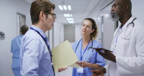 Olika Grupp Kvinnlig Och Två Manliga Läkare Talar Sjukhuskorridoren Håller — Stockvideo