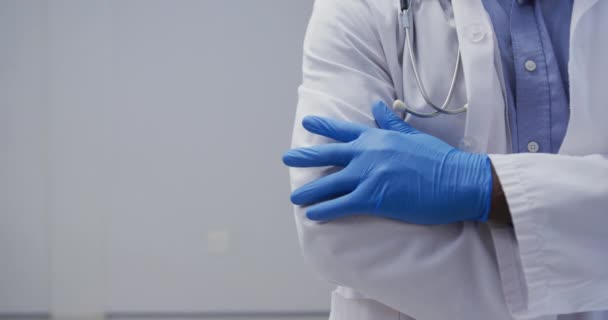 Mittsektion Manlig Läkare Bär Kirurgiska Handskar Medicin Hälso Och Sjukvård — Stockvideo