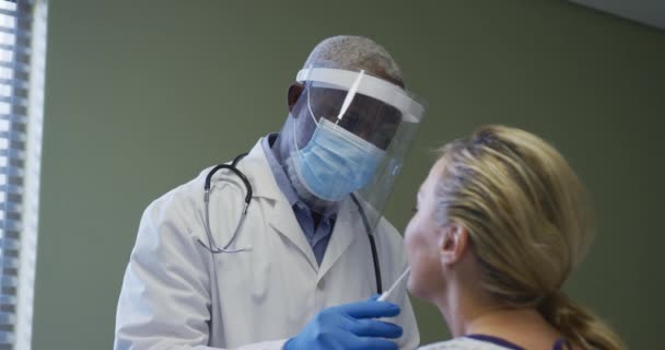 不同的女病人和医生都戴着口罩做眼镜蛇涂片检查 Coronavirus Covid大流行病期间的医疗 保健和保健服务 — 图库视频影像