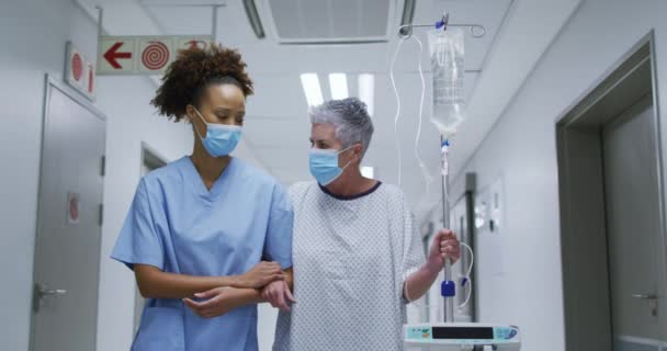 Vrouwelijke Diverse Arts Patiënt Dragen Gezichtsmaskers Lopen Door Ziekenhuisgang Medische — Stockvideo