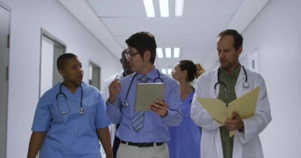 Diverse Groep Mannelijke Vrouwelijke Artsen Praten Ziekenhuisgang Lopen Met Tablet — Stockvideo
