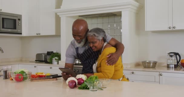 Coppia Anziani Afroamericani Che Fanno Una Videochiamata Tablet Digitale Cucina — Video Stock