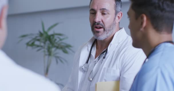 Kafkasyalı Kıdemli Erkek Doktor Hastane Personeli Toplantısında Çeşitli Meslektaşlarıyla Tartışıyor — Stok video