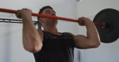 Beyaz adam antrenmanı, egzersiz, spor salonunda ağırlık kaldırma. Beden eğitimi için çapraz antrenman.