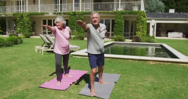 Gelukkig Kaukasisch Seniorpaar Dat Yoga Beoefent Tuin Staand Zich Uitstrekkend — Stockvideo