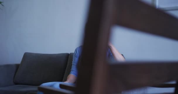 Vermoeide Blanke Vrouw Die Bank Zit Wachtkamer Van Het Ziekenhuis — Stockvideo