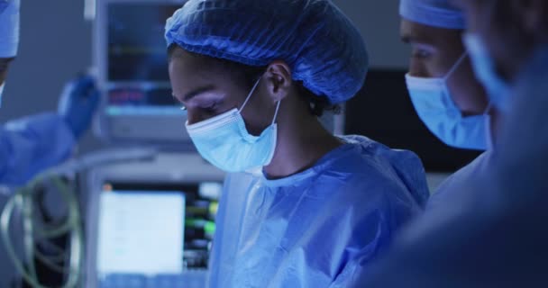 Cirujanos Raza Mixta Con Ropa Protectora Discutiendo Quirófano Medicina Salud — Vídeo de stock