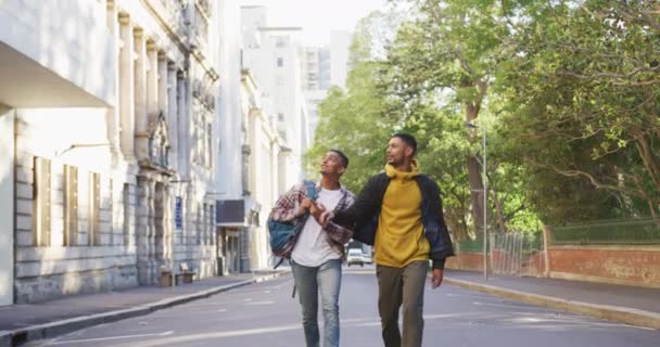 Mutlu Melez Erkek Arkadaş Sırt Çantalarıyla Yürüyüp Sohbet Ediyorlar Sırt — Stok video