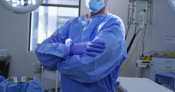 Hastanede Yüz Maskesi Takan Önlük Giyen Beyaz Erkek Cerrahın Portresi — Stok video