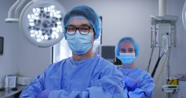 Cirurgiões Masculinos Femininos Diferentes Usando Máscaras Faciais Roupas Protetoras Sala — Vídeo de Stock