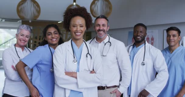 Retrato Diversos Médicos Masculinos Femeninos Pie Pasillo Del Hospital Sonriendo — Vídeos de Stock