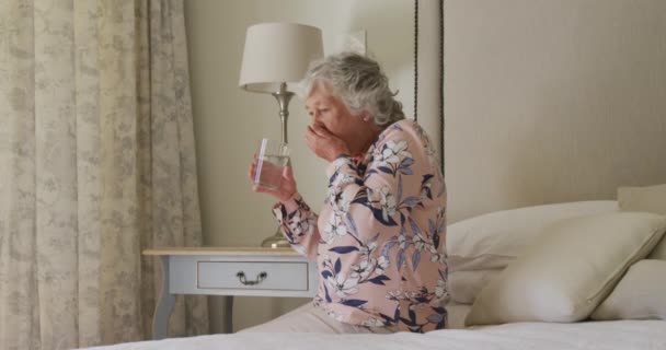 Средняя Часть Белой Пожилой Женщины Принимает Медицинские Таблетки Сидя Дома — стоковое видео