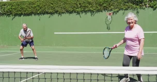 Glad Kaukasiska Senior Par Spelar Som Dubbel Lag Utomhus Tennisbana — Stockvideo