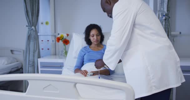 Diverse Mannelijke Artsen Geven Vrouwelijke Patiënten Een Infuus Ziekenhuiskamer Medische — Stockvideo