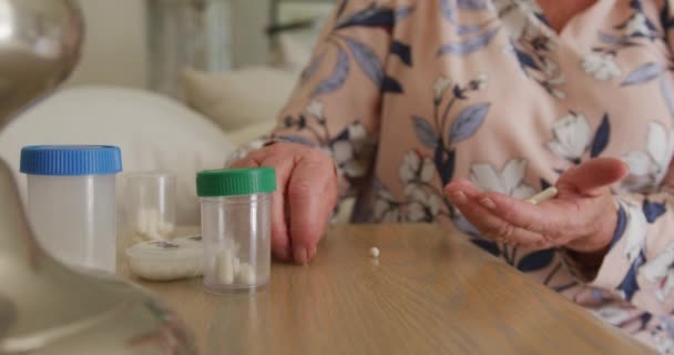 Seção Média Mulher Idosa Caucasiana Removendo Pílulas Recipientes Medicinais Casa — Vídeo de Stock